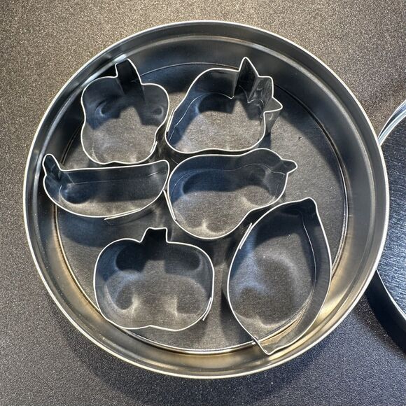 VINTAGE 6 PIECE FOX RUN METAL FRUIT COOKIE CUTTERS IN METAL TIN CONTAINER - Picture 5 of 5